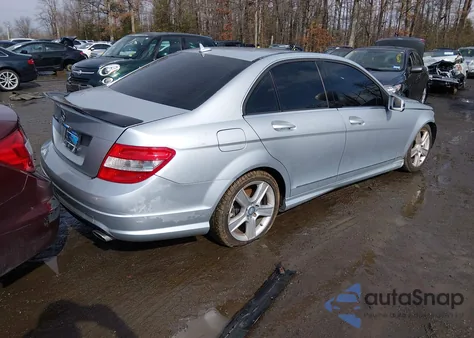 2011 Mercedes-Benz C 300 Luxury 4Matic/Sport 4Matic z USA, uszkodzony, nr VIN WDDGF8BB1BR162833